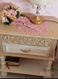 Coppia di comodini rivisitati shabby chic