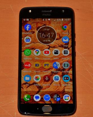 Motorola Moto X4.