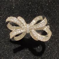 Anello fiocco con zirconi e argento