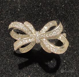 Anello fiocco con zirconi e argento