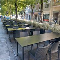 Sedie, tavoli, fiori, pedana