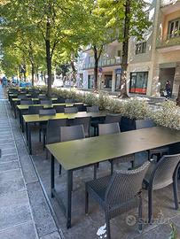 Sedie, tavoli, fiori, pedana