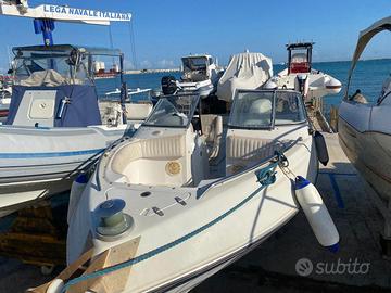 Imbarcazione open con doppia motorizzazione