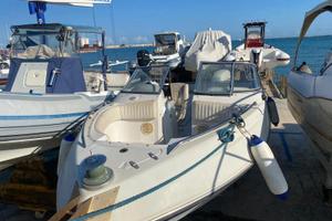 Imbarcazione open con doppia motorizzazione