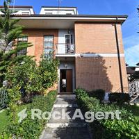 VILLA BIFAMILIARE CON GIARDINO - VIA GRAMSCI
