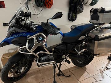 Moto perfetta tagliandata gommata
