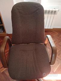 Sedia da ufficio girevole in legno marrone