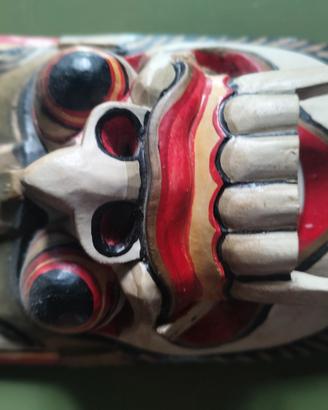 maschera in legno Indonesia a