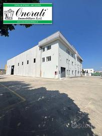 Immobile di 2000 m² con 5 locali a Monterotondo