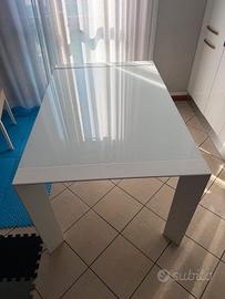 Tavolo da pranzo bianco in vetro 
