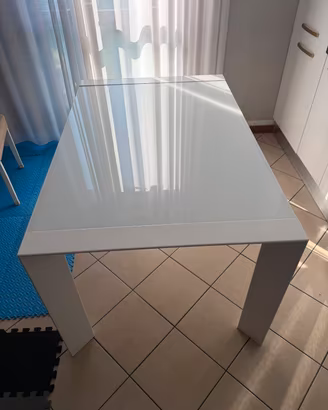 Tavolo da pranzo bianco in vetro 