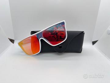 Occhiali da sole, incluso una custodia