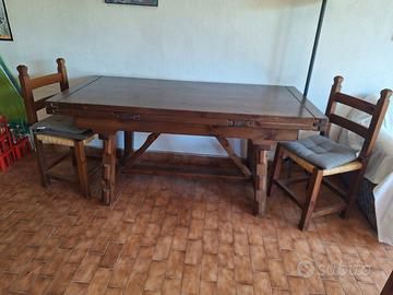 Tavolo in legno con 4 sedie