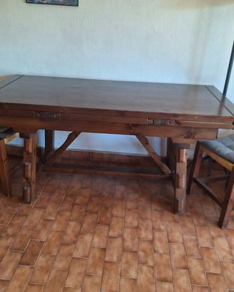 Tavolo in legno con 4 sedie