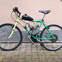 Bicicletta con motore a scoppio