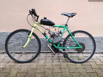 Bicicletta con motore a scoppio