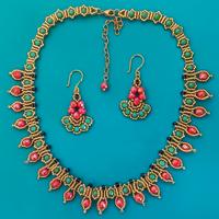 Collana e orecchini con cristalli
