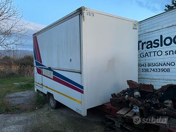 Cassone Food Truck allestito a negozio