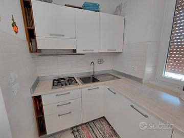 Cucina con elettrodmestici