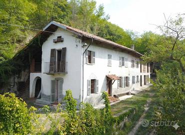 Rustico / Casale di 320 m² con più di 5 locali e b