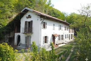 Rustico / Casale di 320 m² con più di 5 locali e b