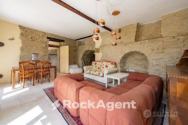 VILLA IN PIETRA DI LANGA CON VISTA MOZZAFIATO SULL