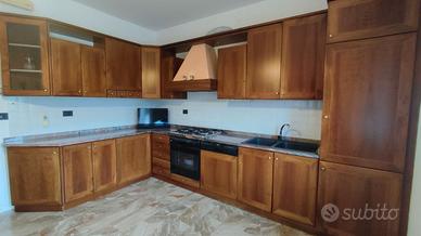 Cucina in legno massello completa di elettrodom.