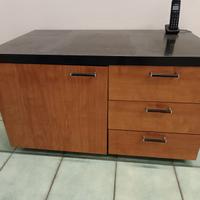 Mobiletto con ripiani e cassetti