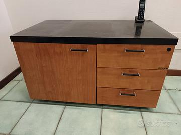 Mobiletto con ripiani e cassetti