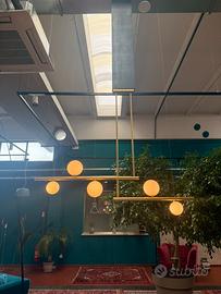 Lampadario dorato con sfere in vetro