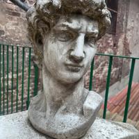 Colonna in pietra con testa di David