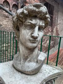 Colonna in pietra con testa di David