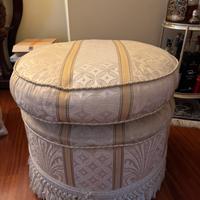 Pouf imbottito con frange decorative
