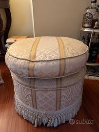 Pouf imbottito con frange decorative