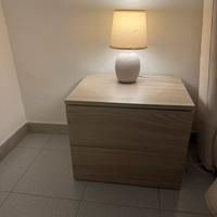 2 comodini piu 2 lumini