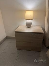 2 comodini piu 2 lumini