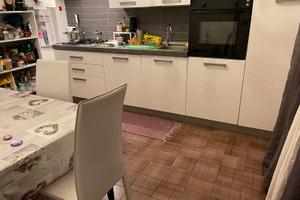 Stanza con letto alla francese per ragazza