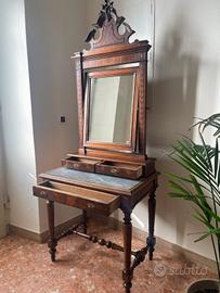 Toilette con Grande Specchiera e Piano in Marmo