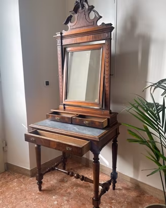 Toilette con Grande Specchiera e Piano in Marmo
