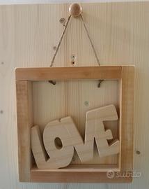 Cornice in legno con scritta "Love"