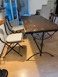 tavolo rustico in ferro e legno con sei sedie