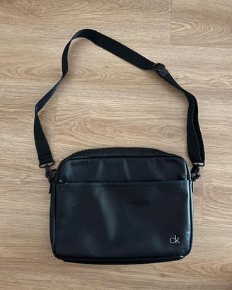 Borsa Porta PC / Tracolla Uomo Calvin Klein – Nera