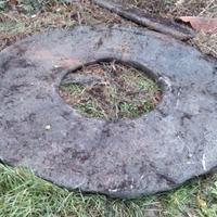 Pietra rotonda di un vecchio pozzo