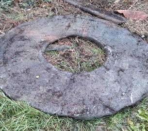 Pietra rotonda di un vecchio pozzo