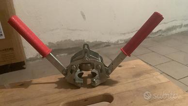 Tappatrice per tappi a corona