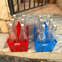 Bottiglie in vetro e porta bottiglie