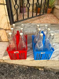 Bottiglie in vetro e porta bottiglie