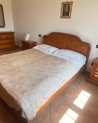 Camera da letto matrimoniale in legno massello