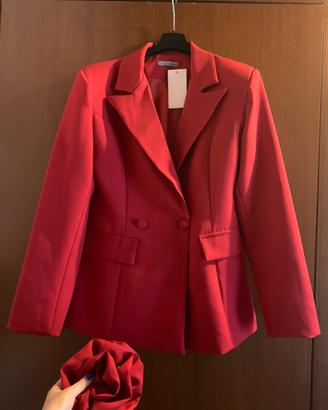 Giacca rossa da donna con spilla abbinata