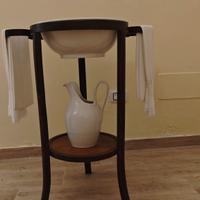 Lavabo antico con catino e brocca